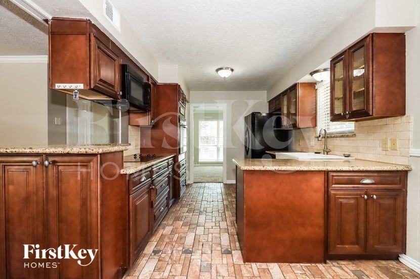 307 Coronation Dr - Photo 5 of 15