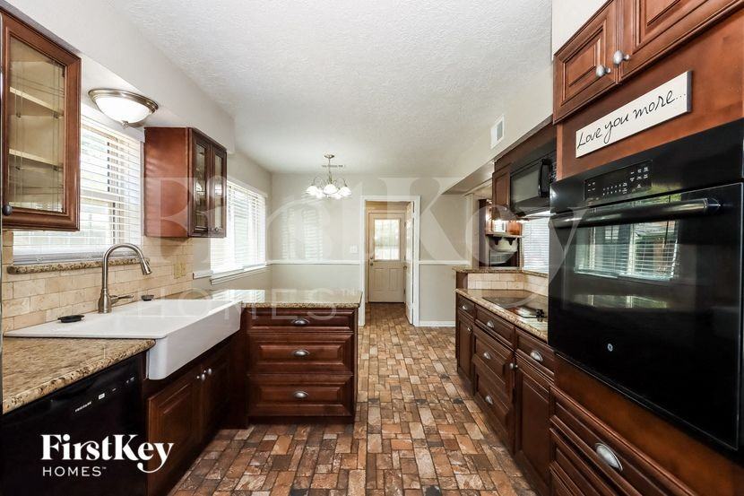 307 Coronation Dr - Photo 6 of 15