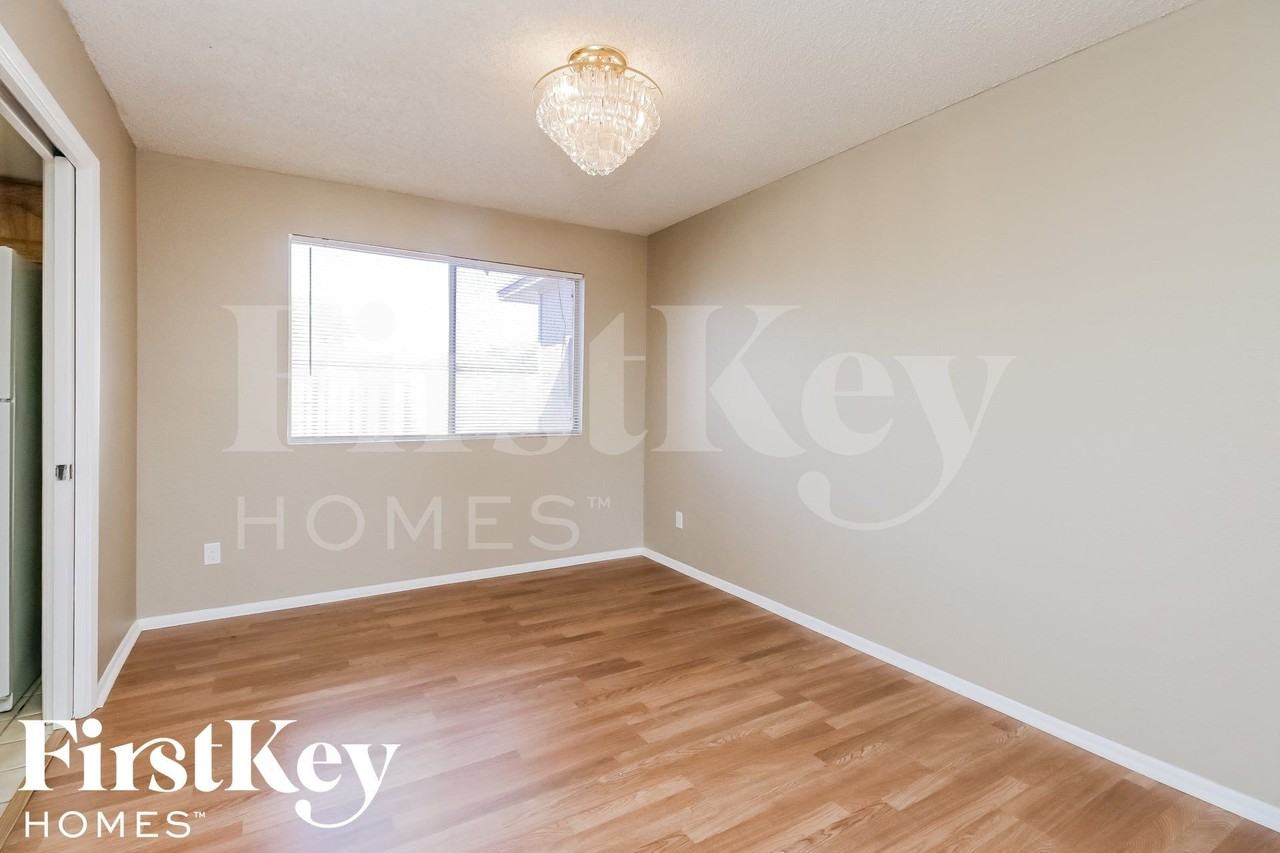 5106 S Rockford Dr - Photo 4 of 15