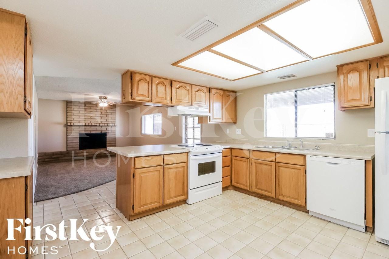 5106 S Rockford Dr - Photo 5 of 15