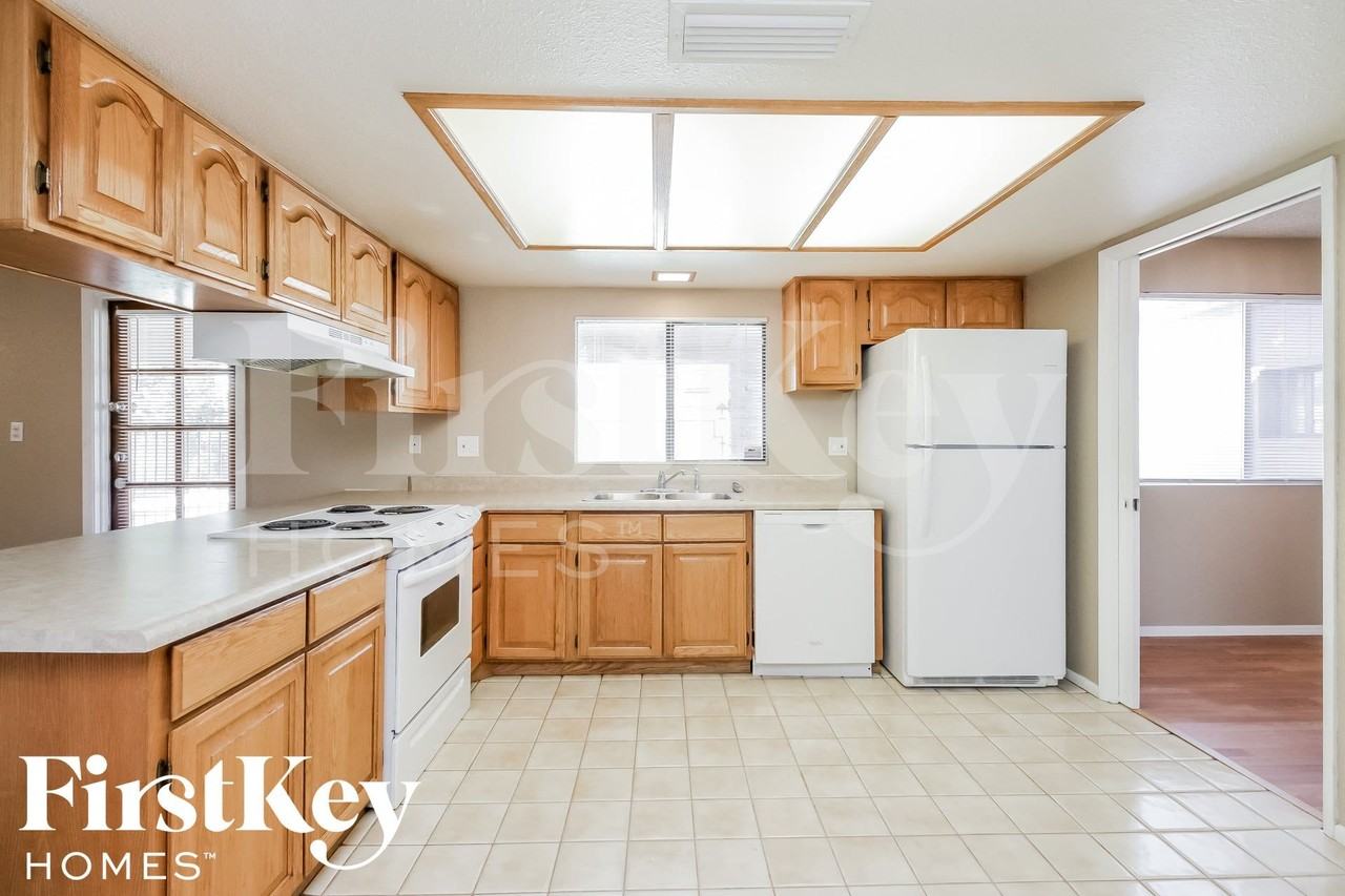 5106 S Rockford Dr - Photo 6 of 15
