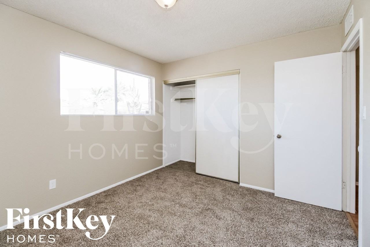 5106 S Rockford Dr - Photo 7 of 15