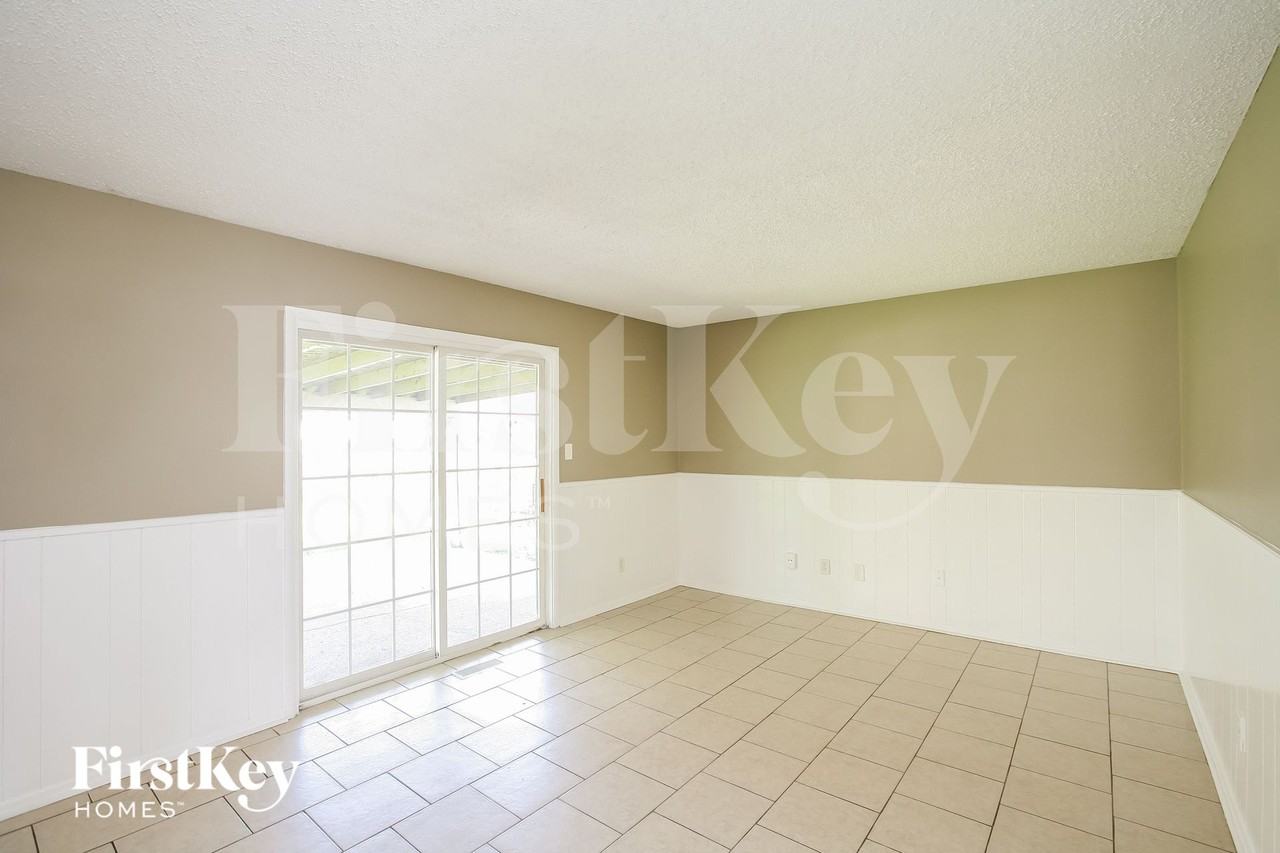 4044 Streinmetz Drive - Photo 3 of 15