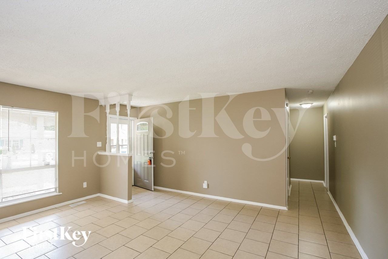 4044 Streinmetz Drive - Photo 4 of 15