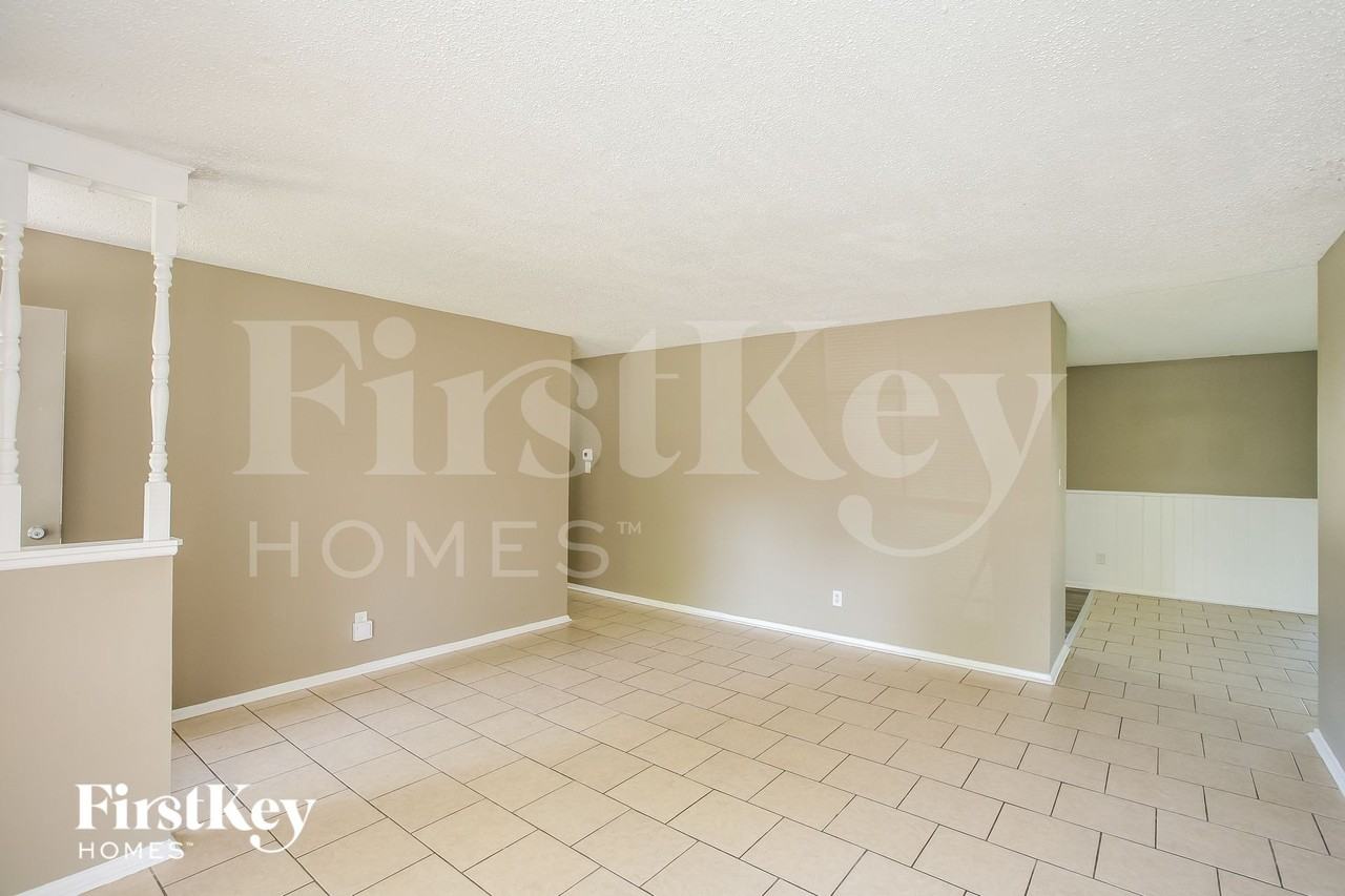 4044 Streinmetz Drive - Photo 5 of 15