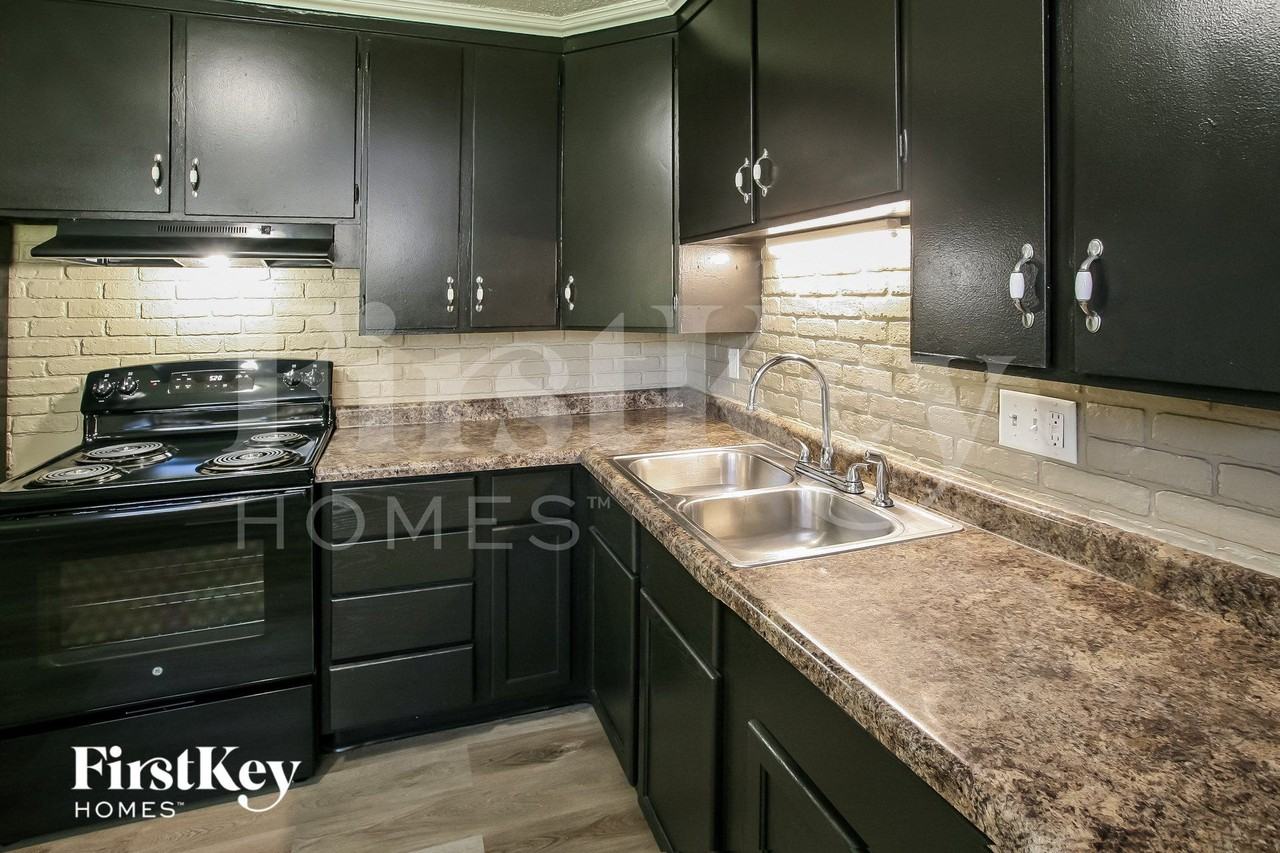 4044 Streinmetz Drive - Photo 6 of 15