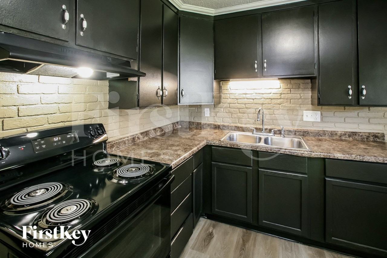 4044 Streinmetz Drive - Photo 7 of 15