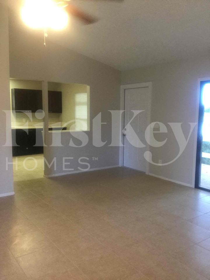 2561 Se Jackson St - Photo 4 of 35
