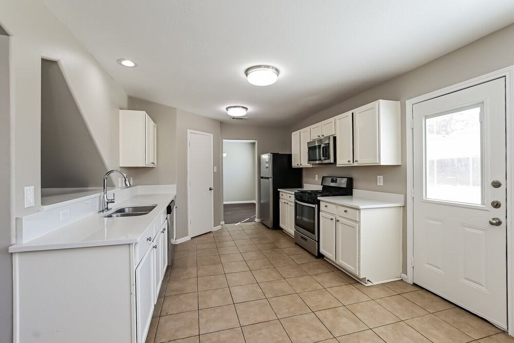 29119 Foxingham Cir - Photo 6 of 17