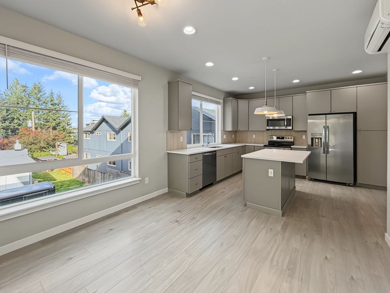 922 N 200th St - Photo 4 of 17