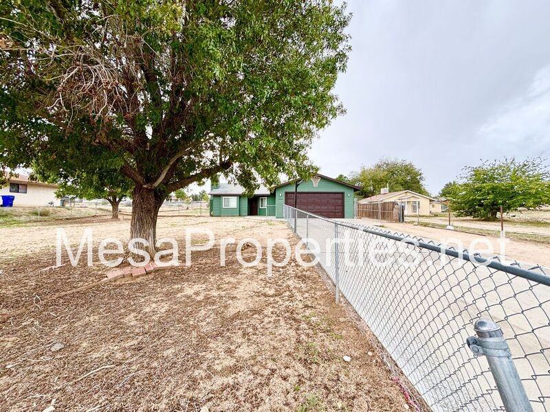 16609 Winona St - Photo 3 of 33