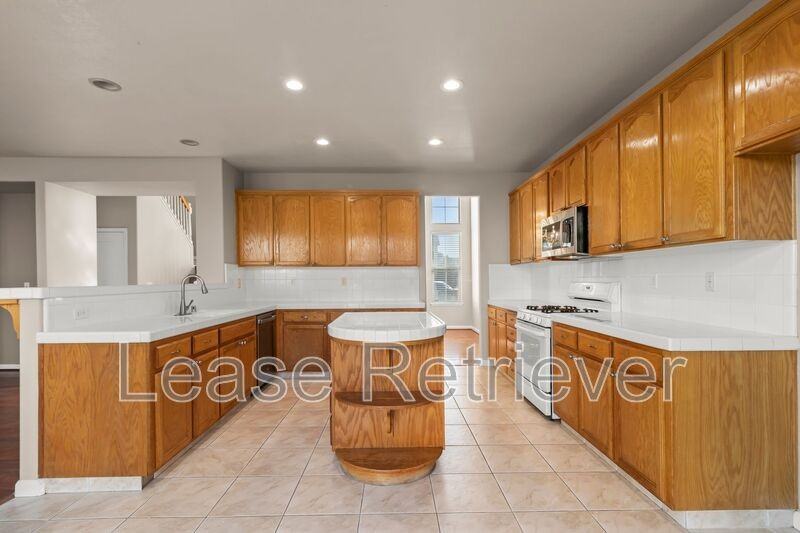 2033 Frauenfeld St - Photo 3 of 37