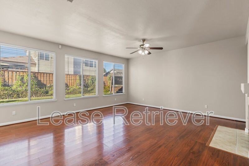 2033 Frauenfeld St - Photo 4 of 37