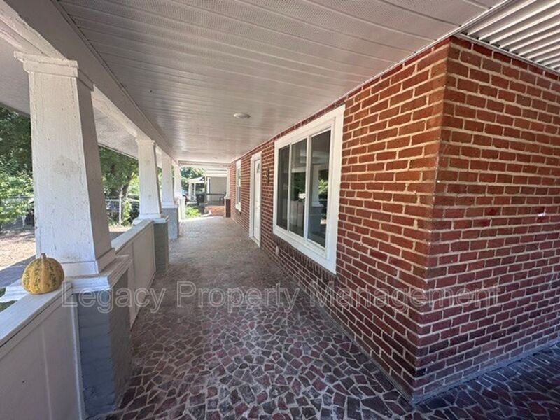 1526 Ne 25th St - Photo 2 of 13