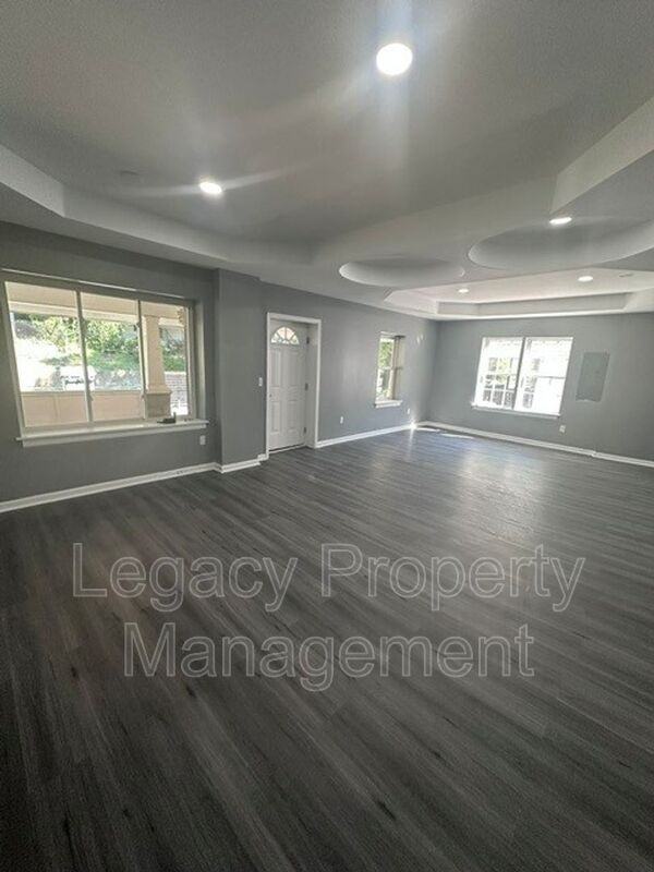 1526 Ne 25th St - Photo 4 of 13
