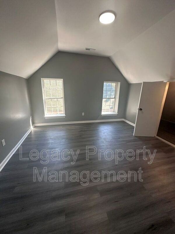 1526 Ne 25th St - Photo 5 of 13