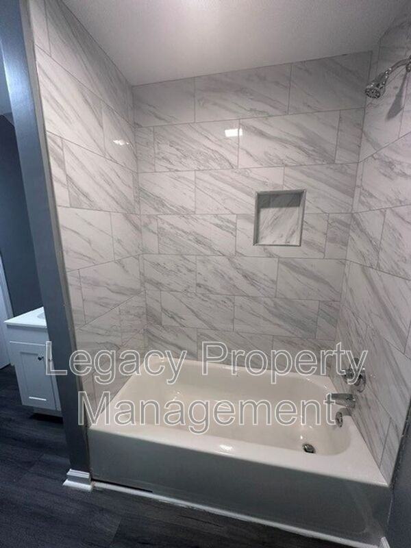 1526 Ne 25th St - Photo 7 of 13