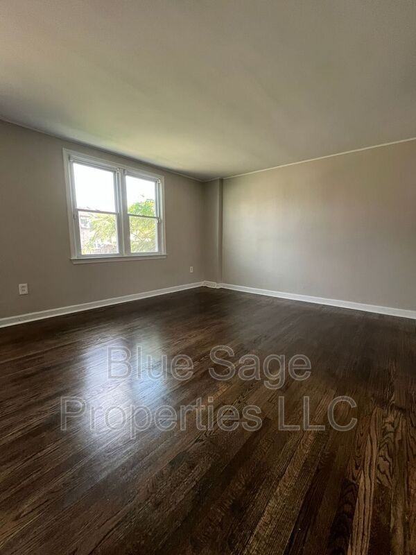 1220 Lawrence Ave - Photo 3 of 25