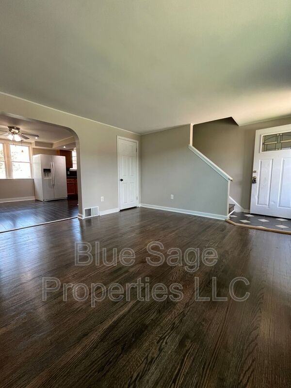 1220 Lawrence Ave - Photo 4 of 25