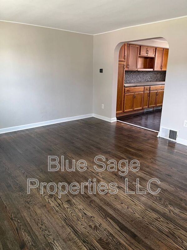 1220 Lawrence Ave - Photo 5 of 25
