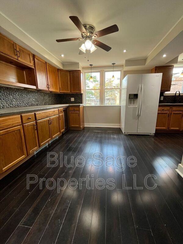 1220 Lawrence Ave - Photo 6 of 25