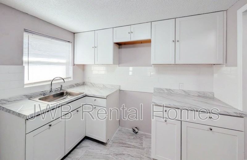 1424 W 13th St - Photo 2 of 22