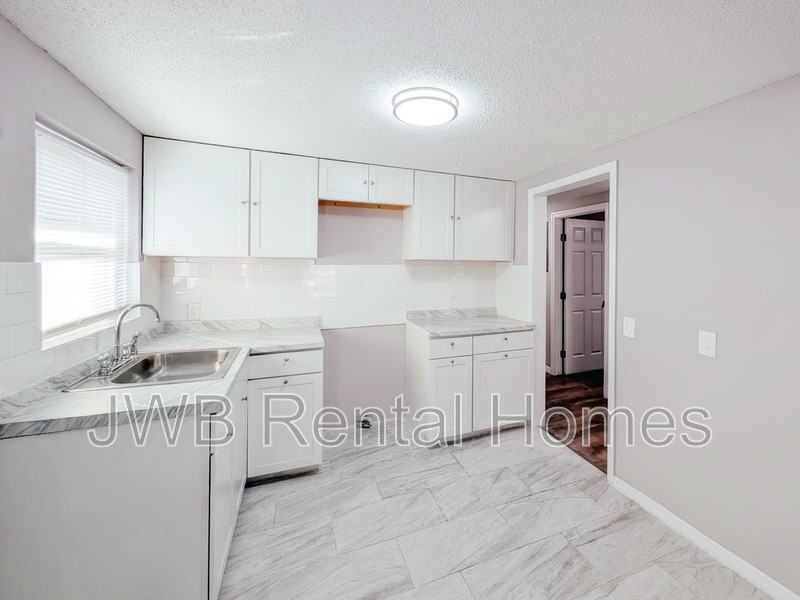 1424 W 13th St - Photo 4 of 22