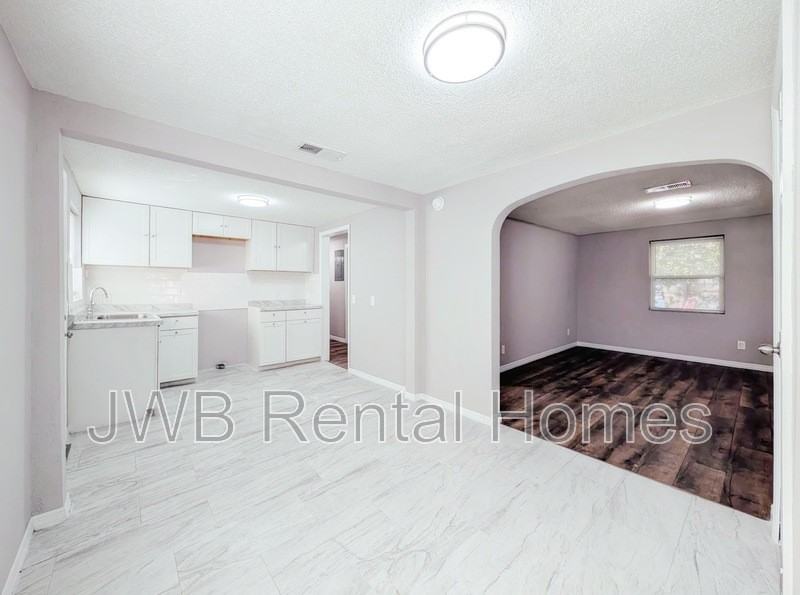1424 W 13th St - Photo 5 of 22