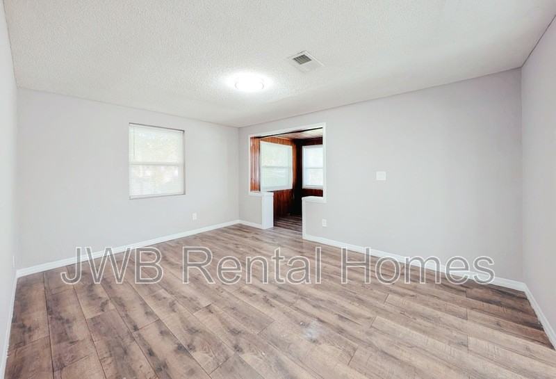 1424 W 13th St - Photo 6 of 22