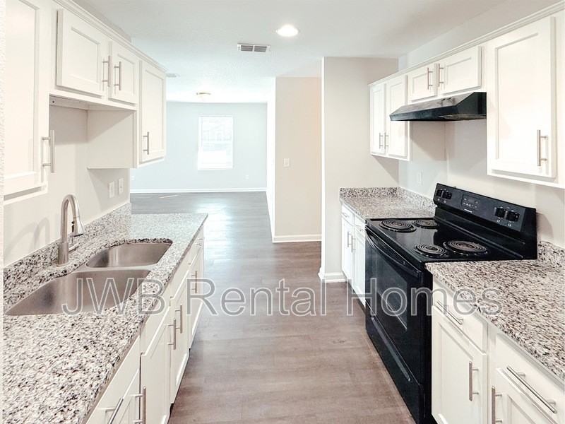 6704 Elwood Ave - Photo 3 of 25