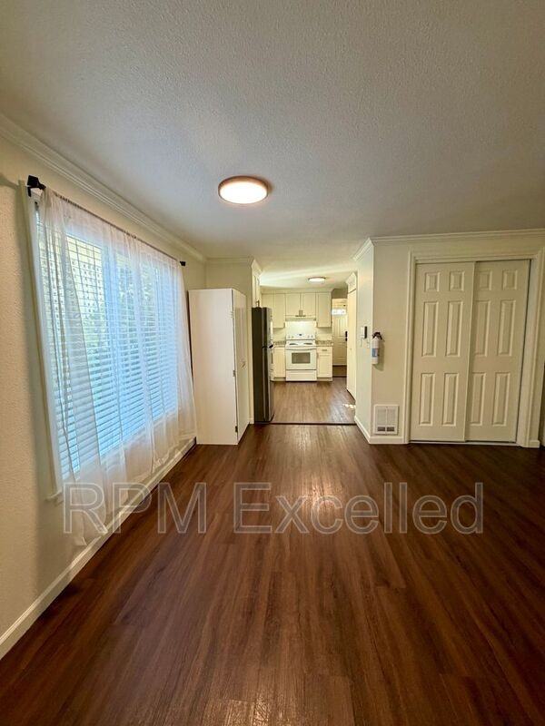1214 Yakima Ave #A - Photo 5 of 19