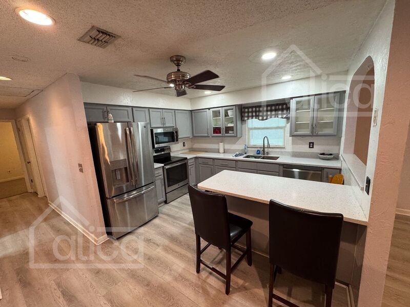 244 9th St W - Photo 4 of 9