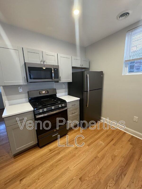 251 3rd St #2 - Photo 4 of 17