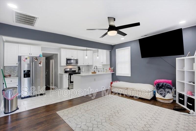 5110 82nd St - Photo 2 of 10