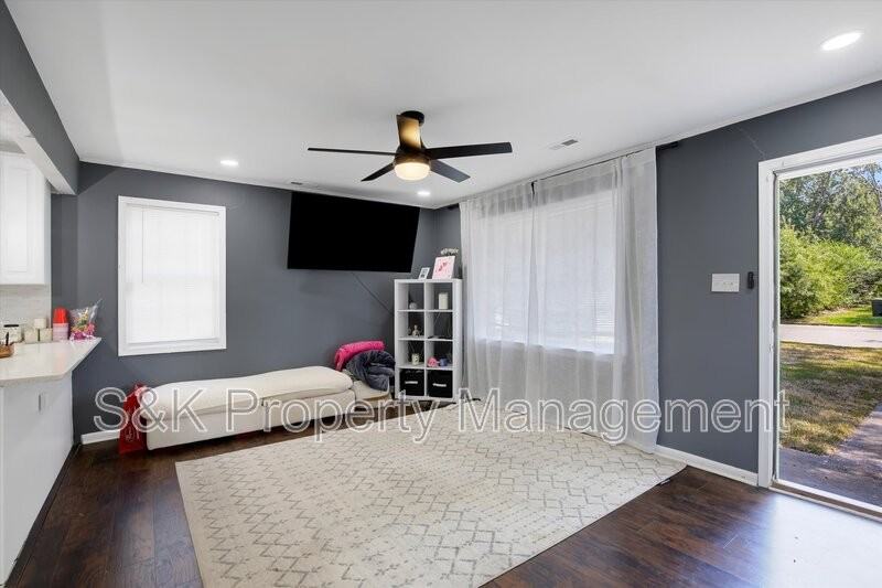5110 82nd St - Photo 3 of 10