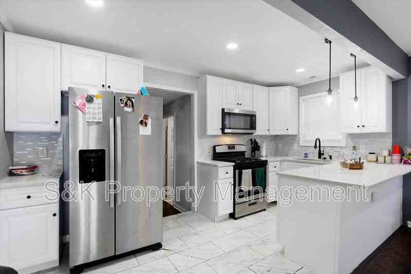 5110 82nd St - Photo 4 of 10