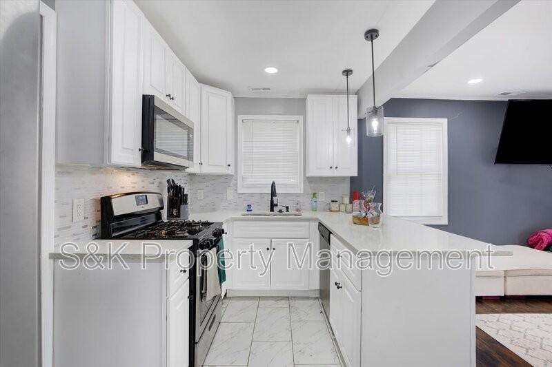 5110 82nd St - Photo 6 of 10