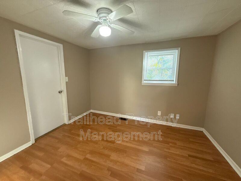 2209 S Hawthorne Ave - Photo 3 of 9