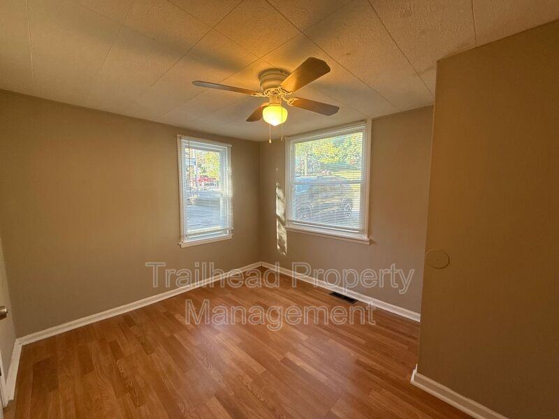 2209 S Hawthorne Ave - Photo 4 of 9