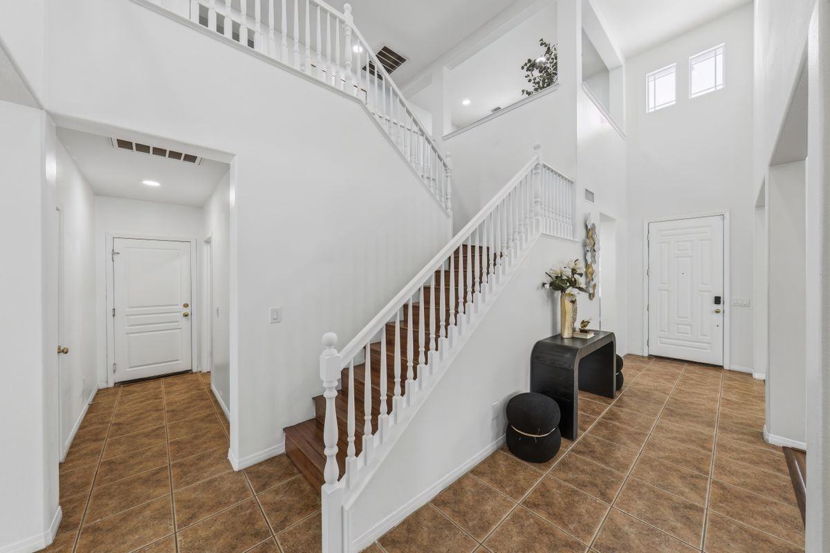 7391 Saintsbury Pl - Photo 3 of 45
