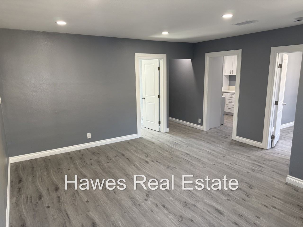 880 Hawthorne Pl - Photo 3 of 12