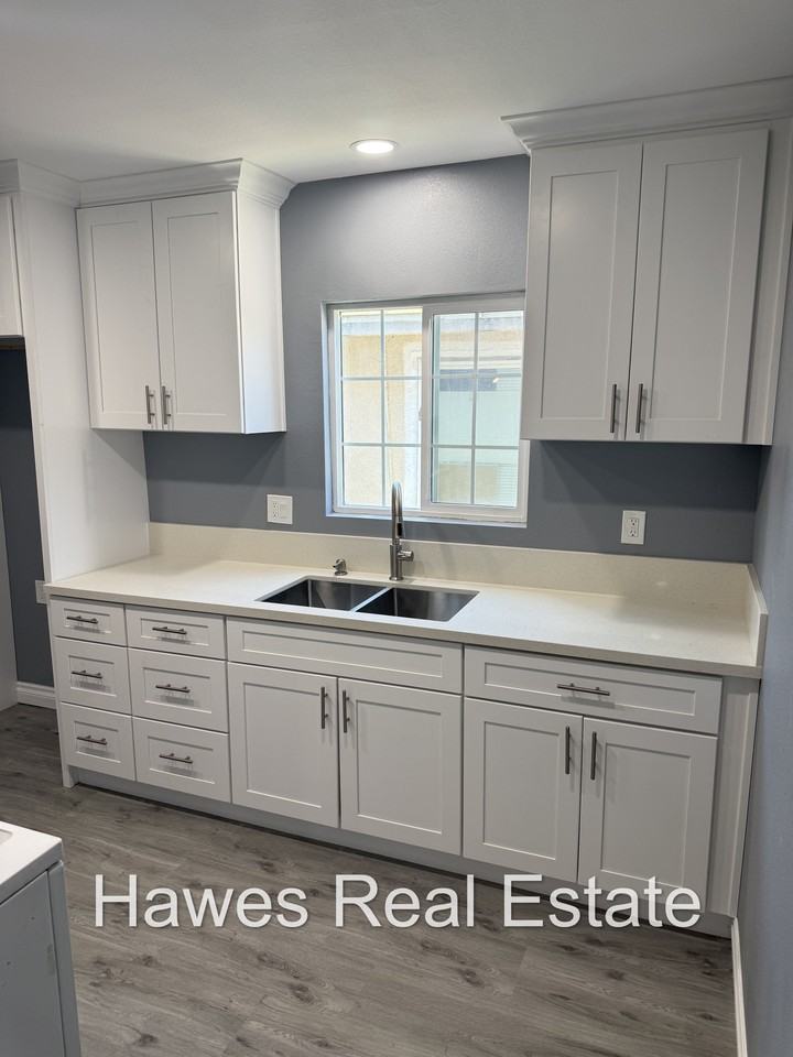 880 Hawthorne Pl - Photo 6 of 12