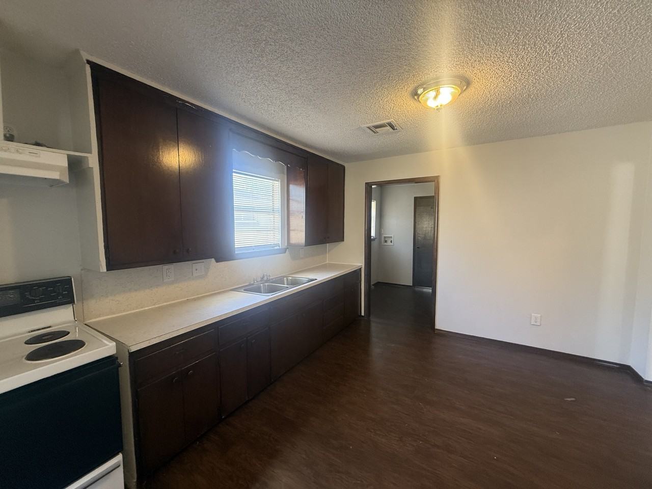 1410 Ne 11th St - Photo 5 of 13