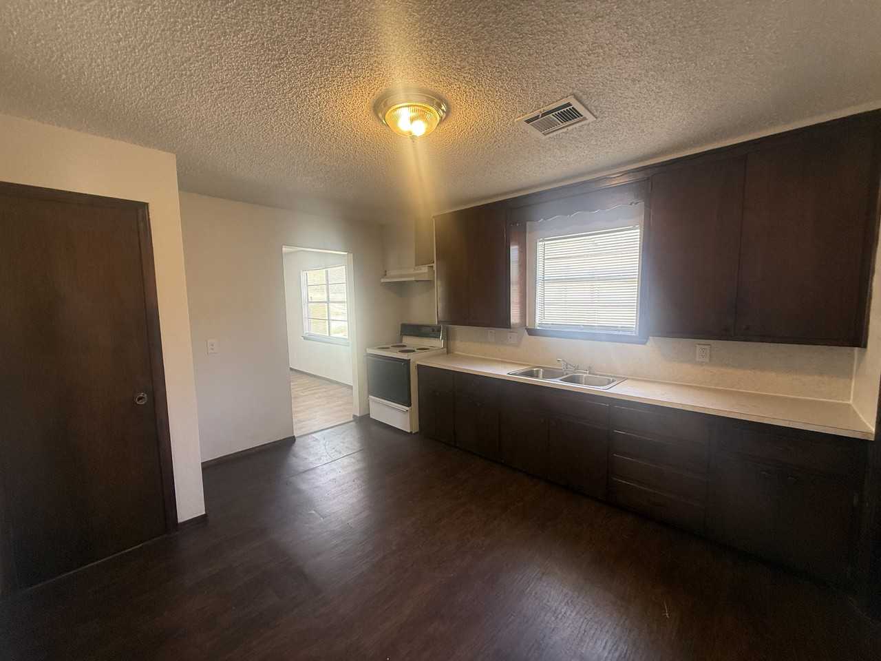 1410 Ne 11th St - Photo 6 of 13