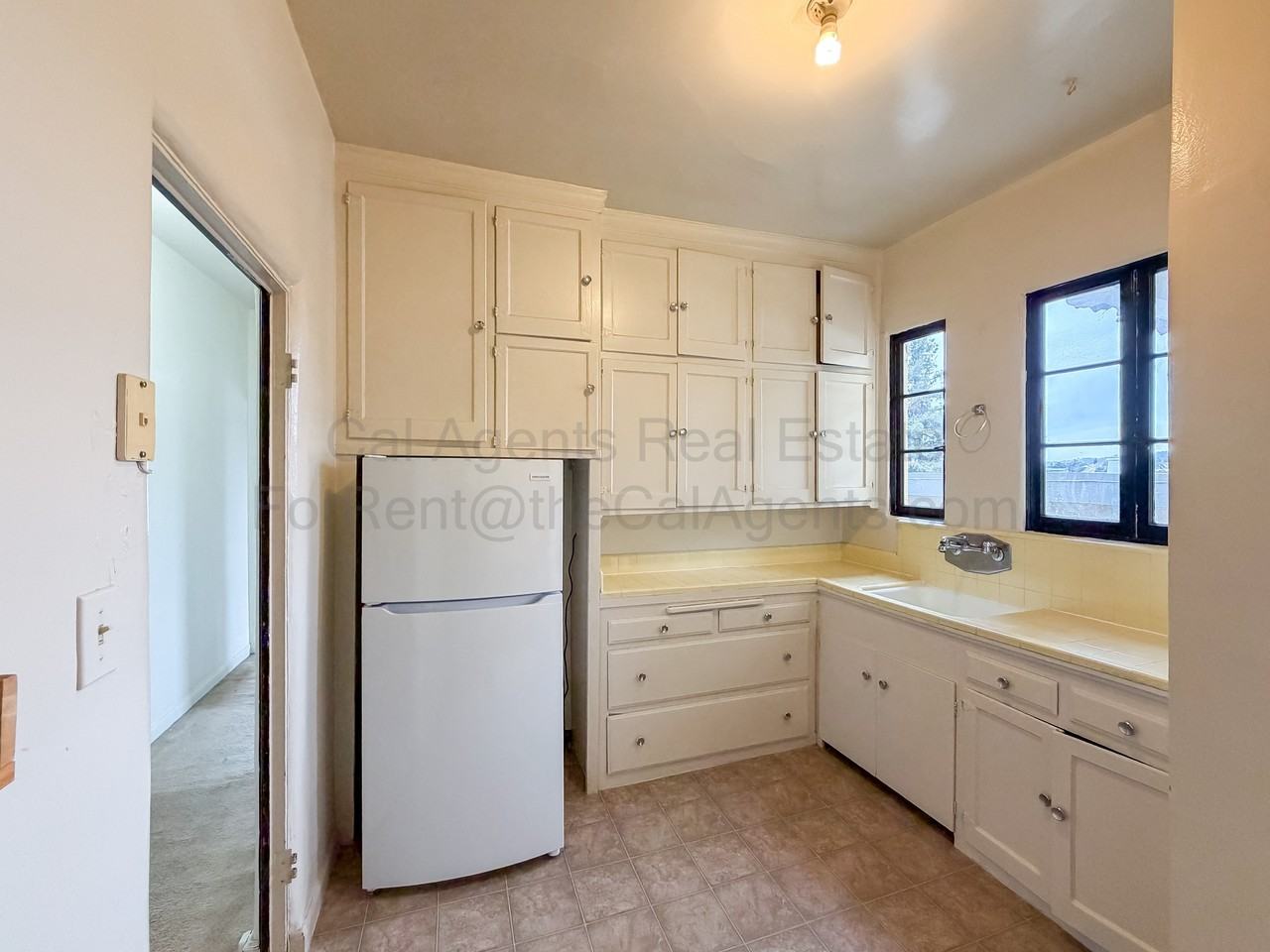 441 Merritt Ave - Photo 4 of 16