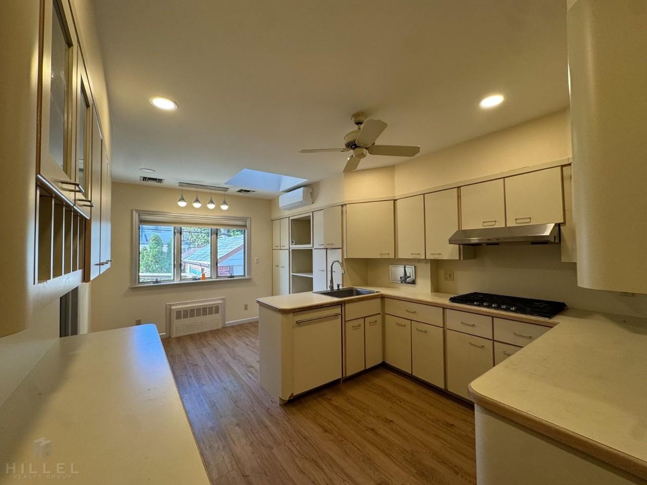 8148 192nd St - Photo 3 of 20