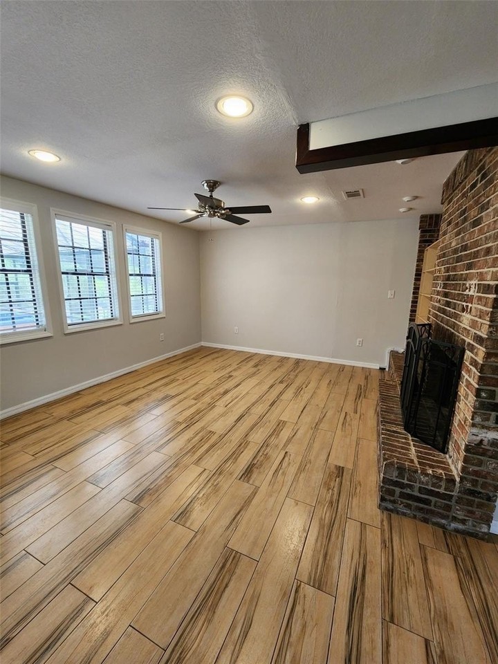 2151 N Goodman Rd - Photo 6 of 16
