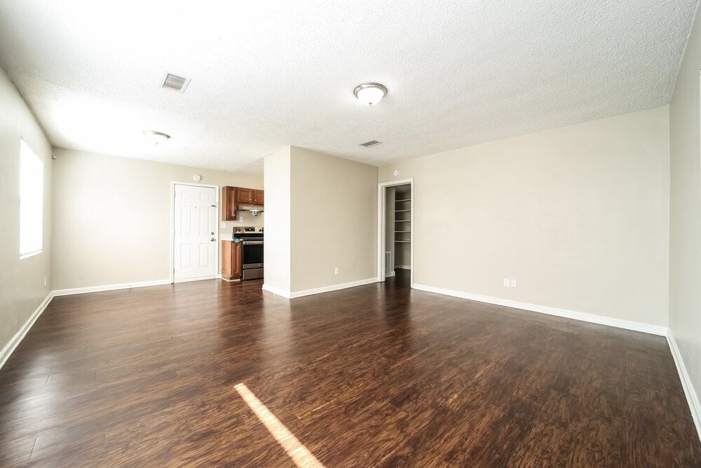 7103 King Arthur Rd N - Photo 5 of 16