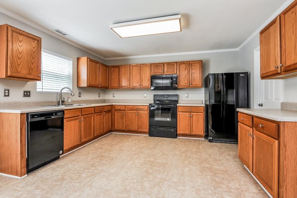 1005 Breeze Ln - Photo 5 of 16