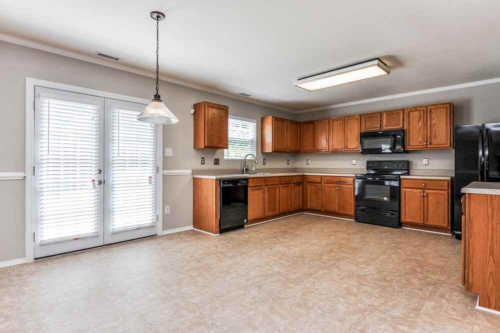 1005 Breeze Ln - Photo 6 of 16